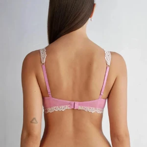 Rosa spets-bh - (INTRESSEKOLL).     Säljer en söt rosa bh med vacker spetsdetalj i vitt. Bh:n har justerbara axelband och en klassisk knäppning bak. Perfekt för att känna sig både bekväm och fin. Använda fåtal gånger. Det är storlek 80c 