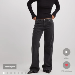 Svarta jeans från NA-KD  - Säljer dessa snygga och populära svarta jeansen från NAKD! De är uppsydda och i väldigt bra skick, knappast använda🩷nypris 699💞pris kan diskuteras