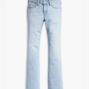 Ljusblå bootcut jeans - Snygga ljusblå bootcut jeans från Levis köpta för ca 2 månader sen och varsamt använda🩷 nypris 879 kr💕Storlek 26/32 pris kan diskuteras🩷