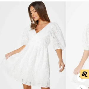 Vit klänning med blommigt mönster från NA-KD - Helt ny studentklänning från bubbleroom, stl xs men passar mer som en s. ☺️köpte för 900kr
