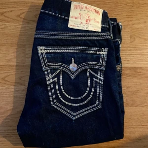 True Religion Ricky Big QT Jeans  - !skicka bud för snabb affär! Galet feta true religion jeans, storlek 32 i mycket fint skick. Super sällsynta🤔Sedda på ghost mountain I funeral musik videon. SKICKA bud!! Skriv om ni undrar något 📲💯