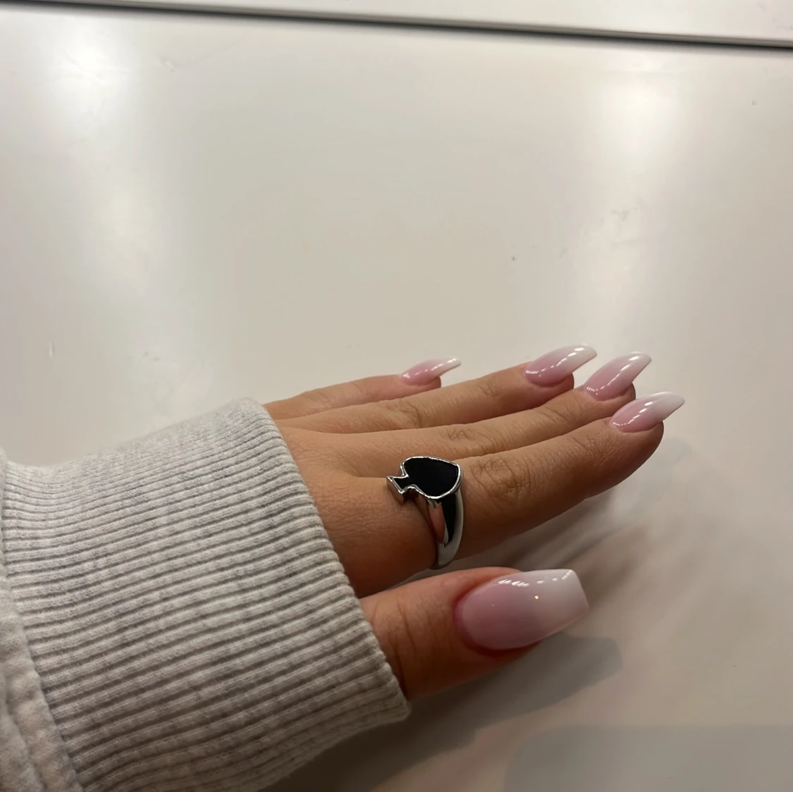 Silverring med svart spadermotiv - 1