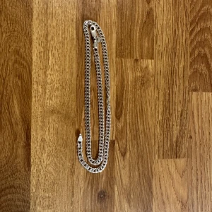 Silverfärgat halsband - Snyggt silverfärgat halsband med en klassisk kedjedesign. Perfekt för att ge en stilren touch till din outfit. Halsbandet är även äkta och de står även 925 som betyder att silver kedjan är äkta