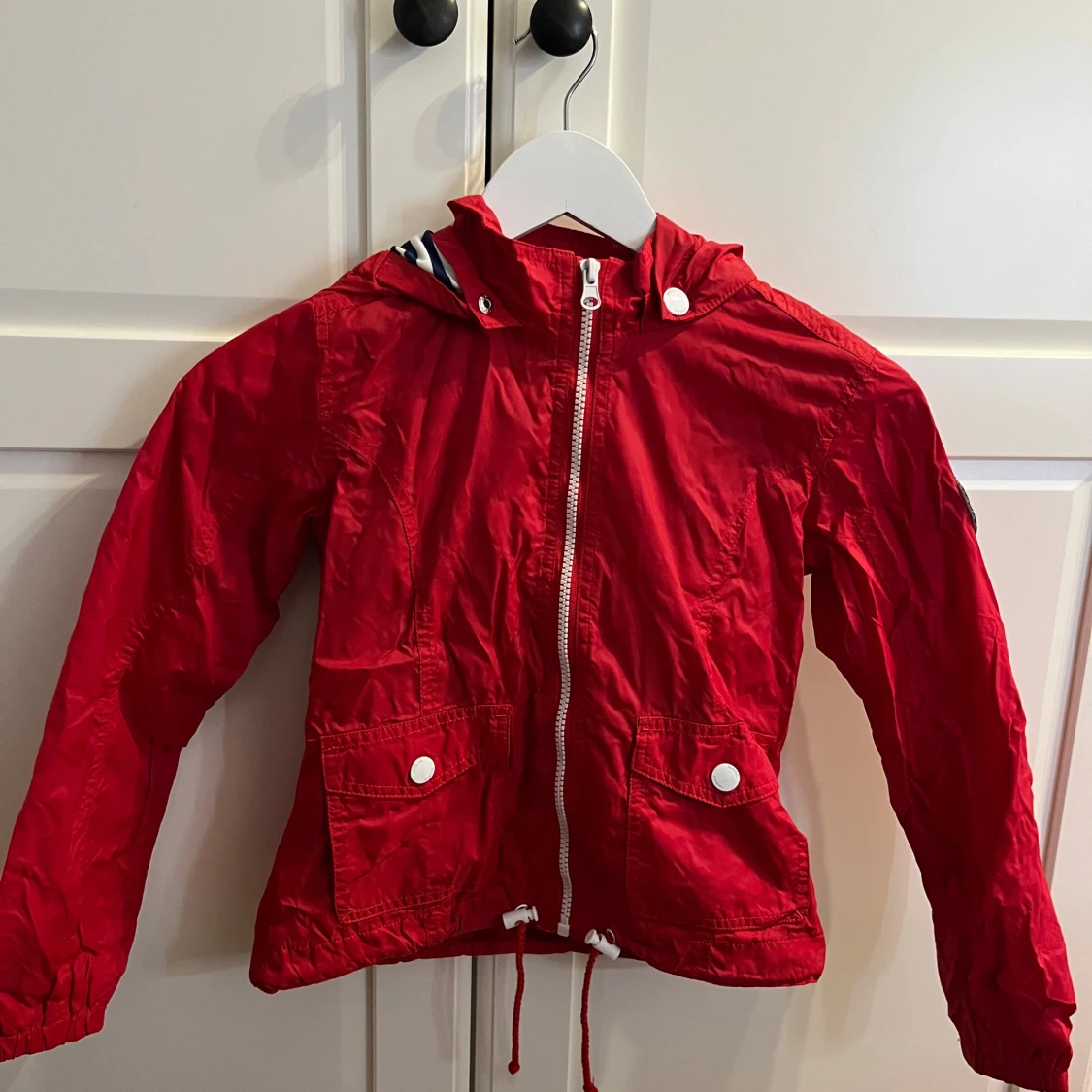 Röd vindjacka från Havana & Friends