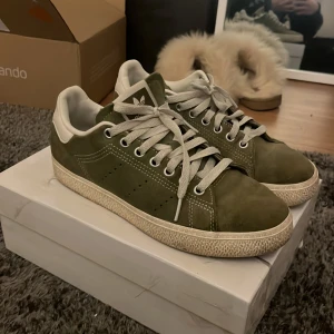 Stan smith i ljusgrön mocka - Skitsnygga!! Säljs då jag köpt nya sneakers i använt men bra skick! Svagt mörkare framtill på tån pga regn men lätt att borsta bort med mockaborste. 