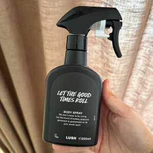 Lush Let the good times roll - En helt ny bodymist från Lush. Endast testat 2 gånger. Köpte för 360 säljer för 290💕