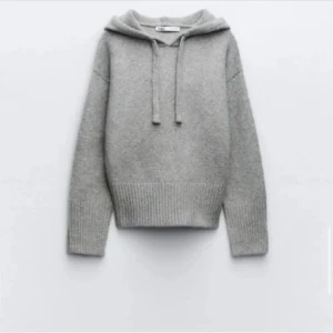 Grå stickad hoodie - Mysig grå stickad hoodie med ribbade muddar. Tröjan är i fint skick, använd få tal gånger. Lite nopprig men inget märkbart ,priset kan diskuteras 