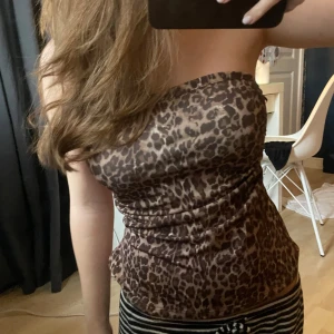 Leopardmönstrad tubtopp - Leopardmönstrad tubtopp från pull&bear. Helt ny, lappen kvar. Storlek S🐆