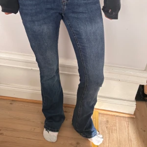Blå bootcut jeans - Snygga blå bootcut jeans från only. Jeansen har en dragkedja och knapp framtill. 