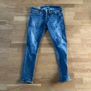 Dondup george - Snygga blå jeans från George med en klassisk femficksdesign. De har en dragkedja och knapp framtill. Perfekta för en avslappnad stil.