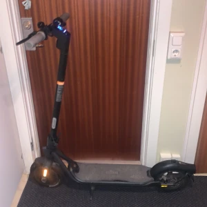 Trasig ninebot kan åka 28kmh går att trimma  - En trasig ninebot fungerar inte det är antingen fel på motorn eller på hjulet om ni köper den kan ni gå och fixa det själva