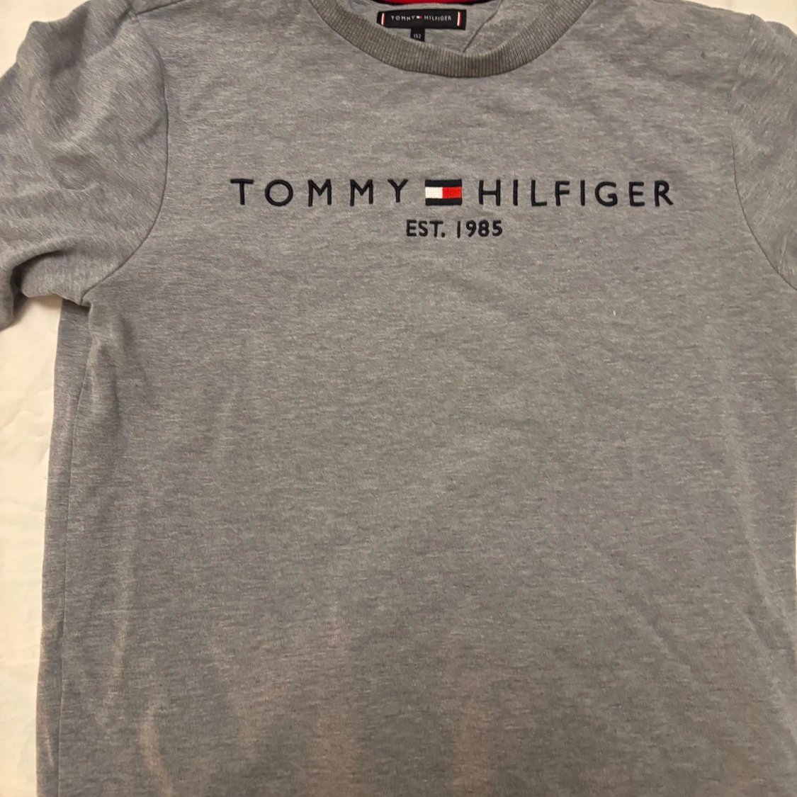Grå långärmad tröja från Tommy Hilfiger