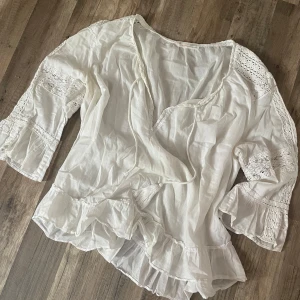 Vit blus - En skön och tunn sommarblus från odd molly. Den är xs men sitter mer som M. 
