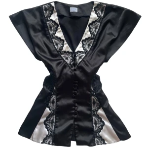 Blus från Oasis - Svart & vit v-ringad satinblus med knappar, spets och knytdetalj 🤍Jag brukar ha strl XS/S i toppar för referens! 