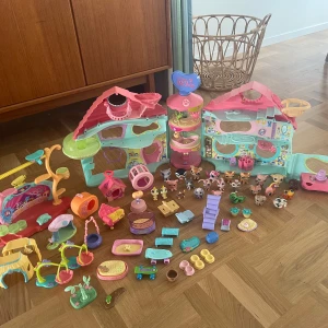 Littlest Pet Shop samling - Stor samling av Littlest Pet Shop med hus och tillbehör. Huset har en fungerande karusell (mittersta delen). Sakerna är i varierade skick men överlag bra och omhändertagna. Tveka inte att höra av er om ni är intresserade av ett specifikt föremål, pris går då att diskutera!