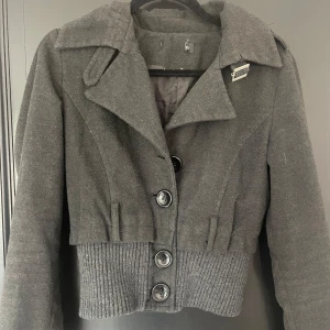 Svart höstjacka - Säljer denna jacka som är perfekt för hösten, köpt secondhand, använd fåtal gånger men i bra skick. Kom privat för fler bilder på jackan.💕