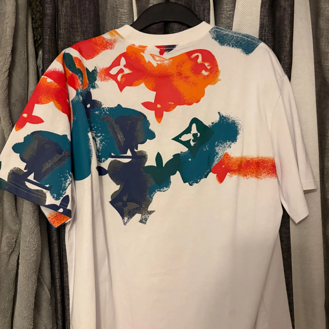 Vit t-shirt med färgstänk - 1