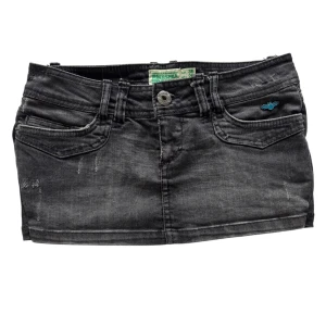 Mini skirt vintage bershka  - Supersnygg mini skirt från bershka denim , denna kjolen är lite insydd på sidorna då jag tyckte den var lite för bred där nere men det går lätt att sprätta upp om det skulle behövas, jag kan även sprätta upp det åt er :) Sååå snygg säljer bara för att jag inte kan använda den då den e för kort där bak när jag rör mig 💔 köpt vintage men själv aldrig använt, i jättebra skick 💘( sorry för katthåren på bilden)   midja: 40cm rakt över  längd fram:24 cm  längd bak:26 cm