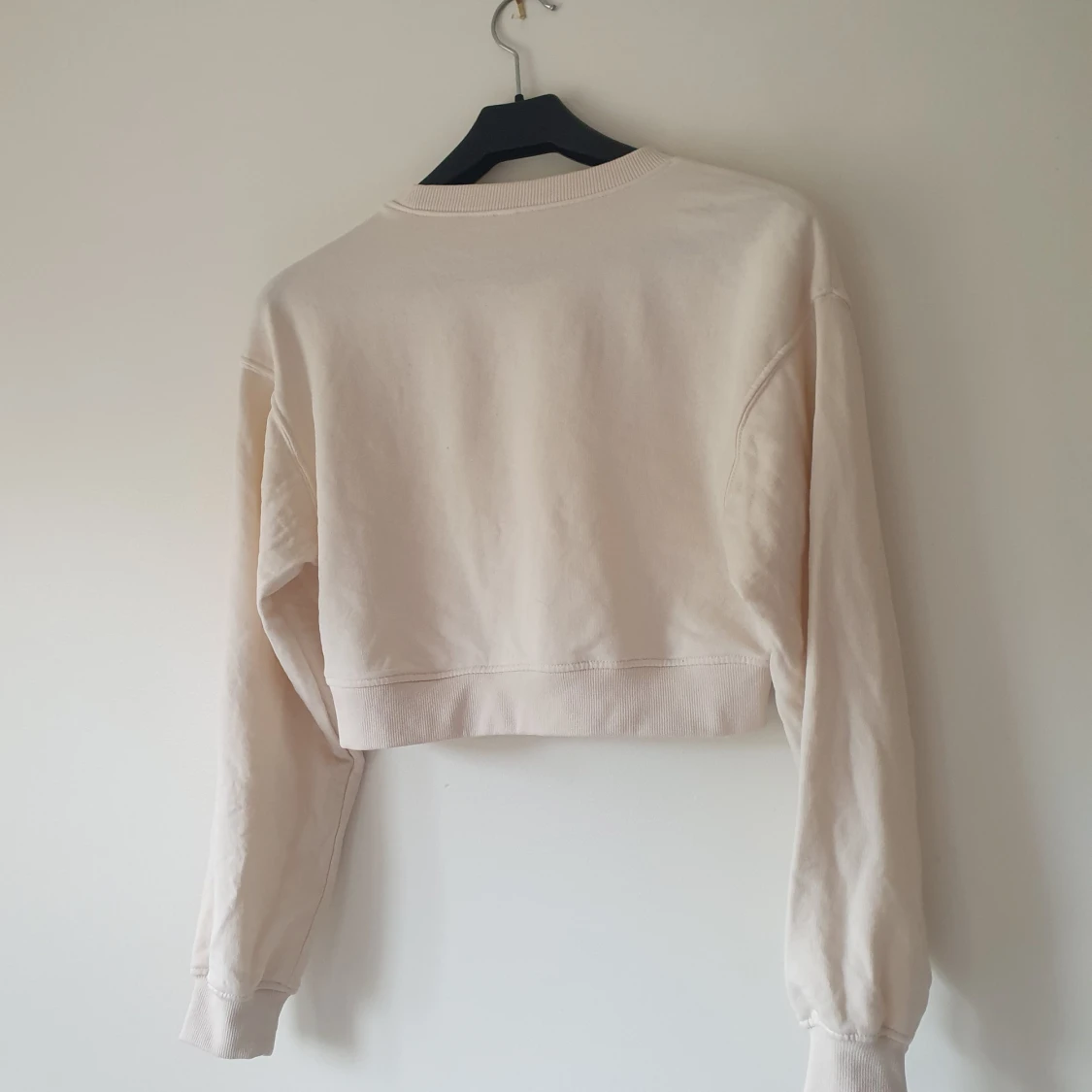 Beige croppad sweatshirt från H&M Divided - 1
