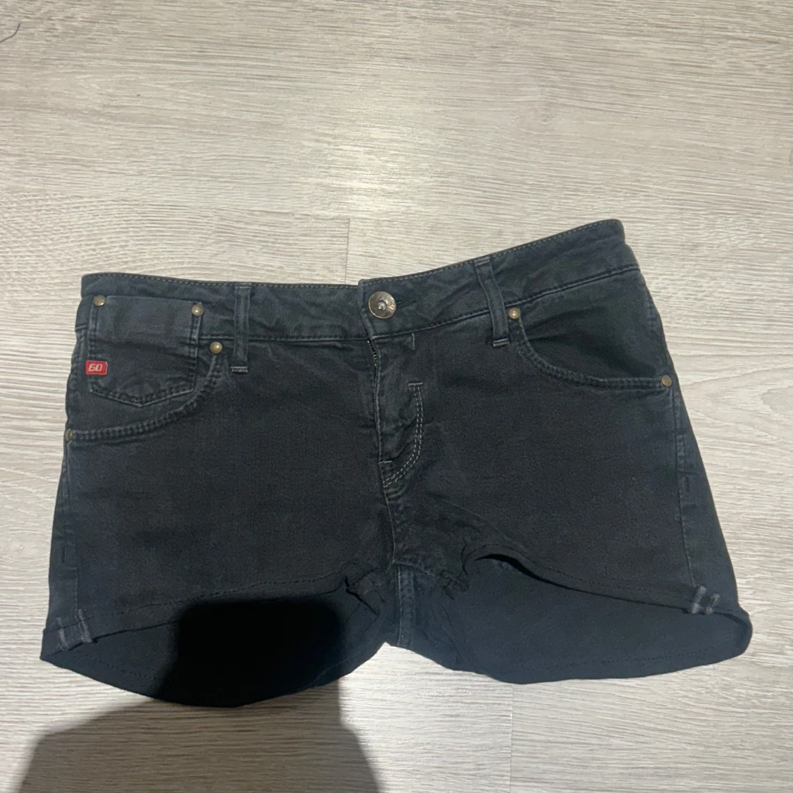 Svarta jeansshorts med snygga fickor - 1