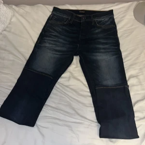 Jack & Jones Slim Straight Jeans 27/30 - Mörkblå jeans från Jack & Jones i modellen Slim Straight Tim. Klassisk femficksdesign, snygga slitningar och kontrastsömmar. Jeansen är raka i benen och har en modern passform som funkar till det mesta. Materialet är mjukt denim i bomull inte jätte mycket andvända i väldigt bra skick och pris kan diskuteras.
