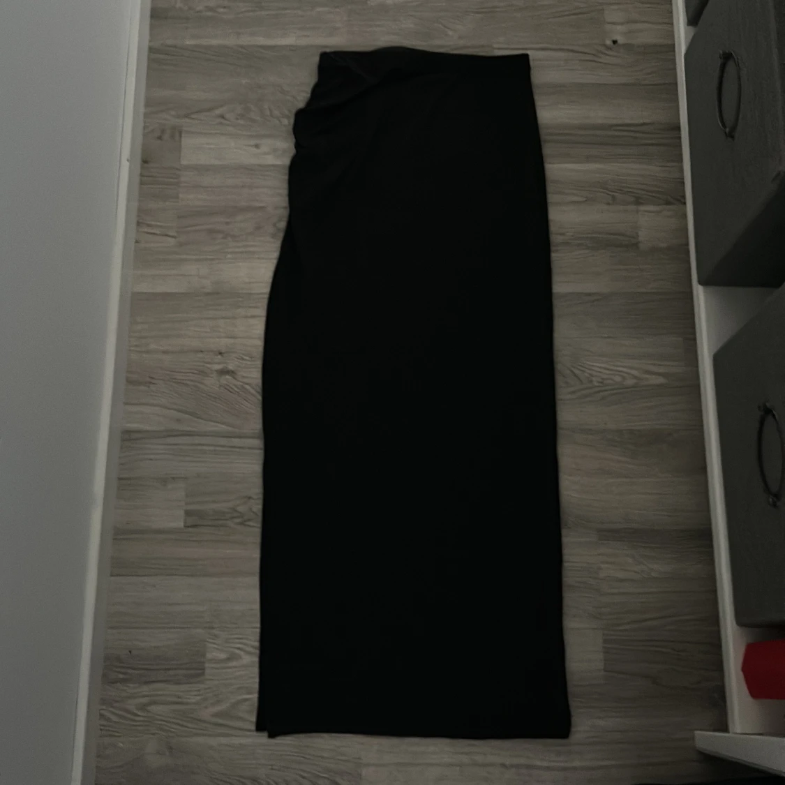 Svart långkjol med rynkdetalj