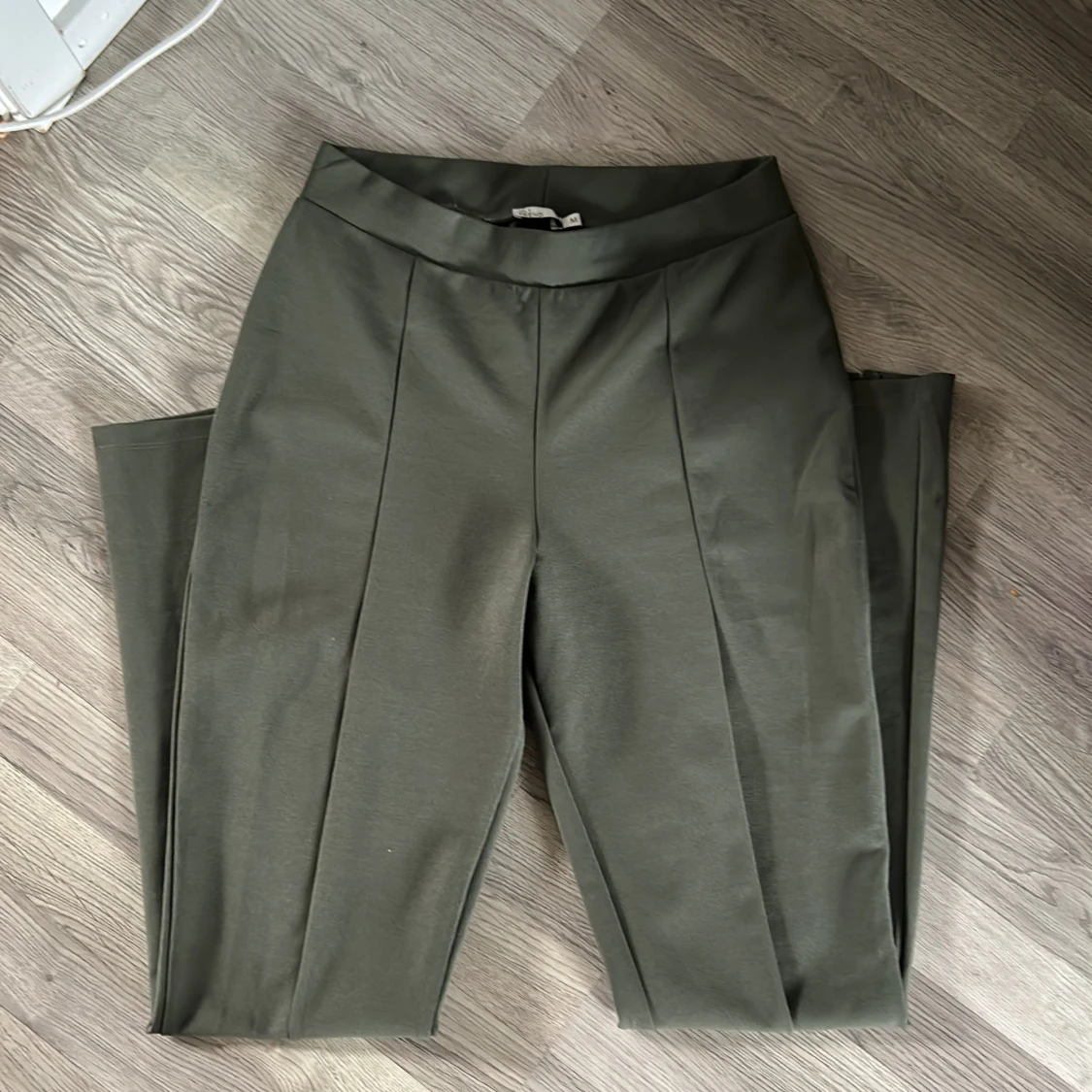 Mörkgröna kostymbyxor från NLY Trend - 1