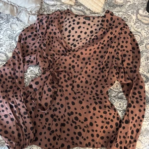 Prickig omlottblus med knyte  - Jättefin och söt blus ifrån Shein, oanvänd.