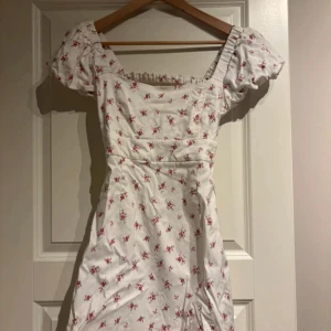 Vit blommig kortklänning med puffärm - Fin klänning