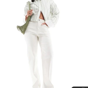 Vita jeans - Långa vita jeans med hjärtformade fickor bak. Sitter verkligen som en smäck, ger så fin form på. Helt nya, endast provade, jag hann inte skicka tillbaka dem. Personligen aningen korta på mig som är 178 lång, hade behållt dem annars! 