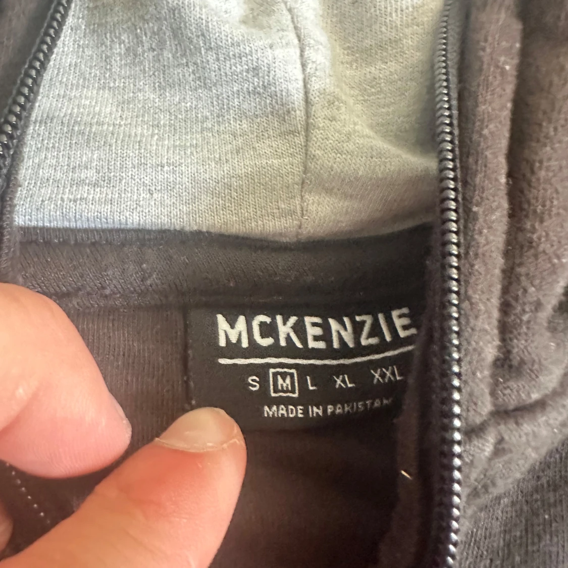 Två McKenzie hoodies, grå & svart - 3