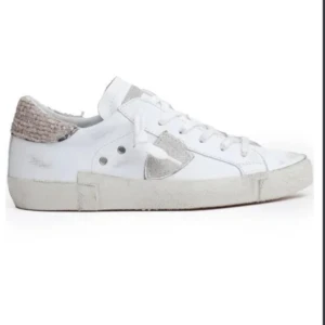 philippe model skor med grå detaljer - säljer dessa skor använda max 2 gånger nypris cirka 3000, pris kan diskuteras skriv om ni har några fler frågor annars tryck på köp nu