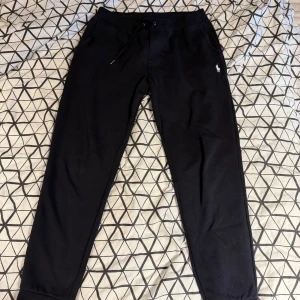 Svarta mjukisbyxor Polo Ralph Lauren - Svarta mjukisbyxor från Polo Ralph Lauren med klassisk logga broderad på ena benet. Perfekta för chill eller streetwear-stil.