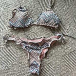 Missoniliknande bikini  - Somrigaste bikinin!! Liknar missoni💕 överdelen är M och underdelen XS men överdelen passar xs
