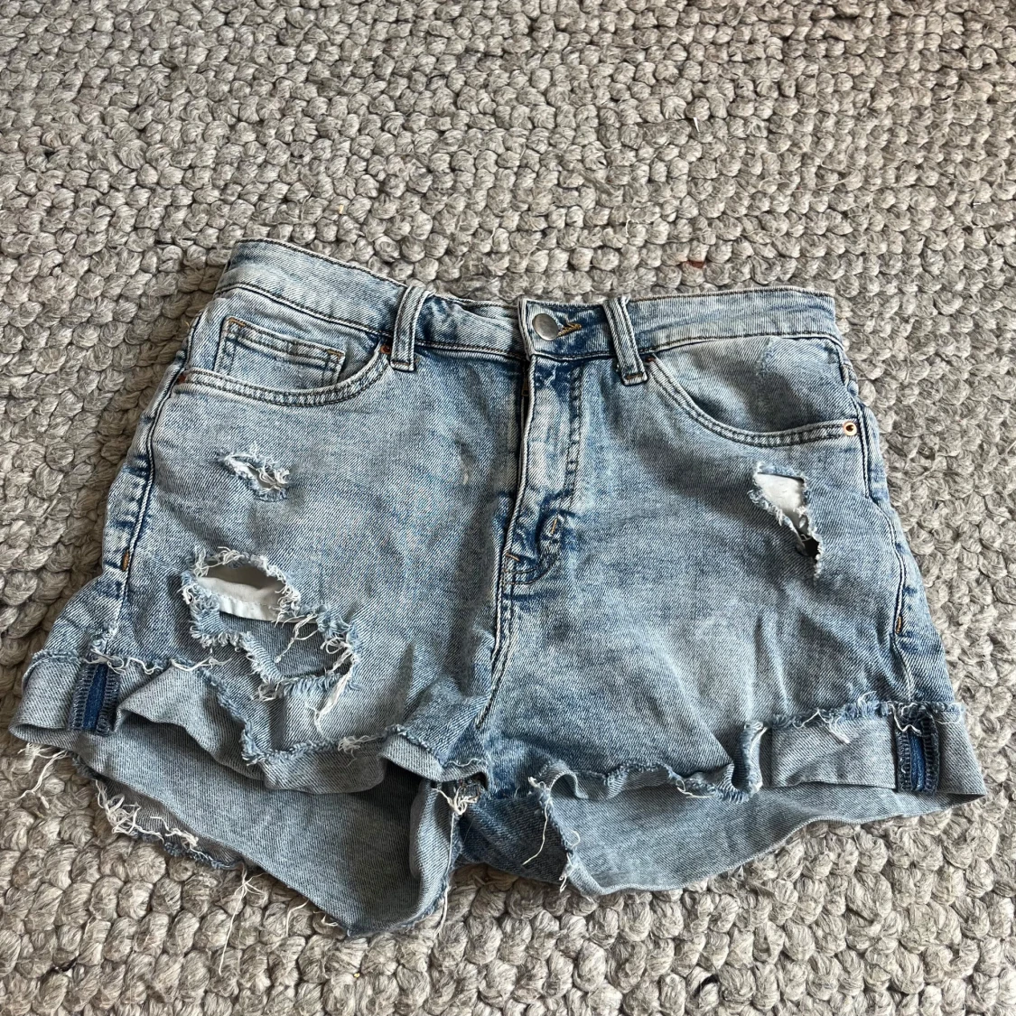 Ljusa slitna jeansshorts från H&M