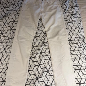 Vita jeans från Pepe Jeans, rak modell - Snygga vita jeans från Pepe Jeans i rak passform. Perfekta för dig som vill ha en clean och fräsch look. Passar till allt och är lätta att matcha med olika stilar.