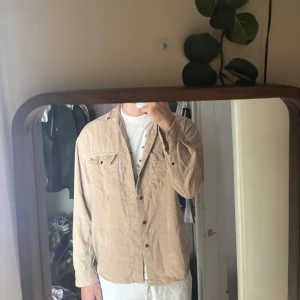 Beige overshirt Asos - Säljer en beige overshirt från Asos. Använd enstaka gång, superfint skick. Storlek M. Hämtas i Gamla Enskede eller fraktas.