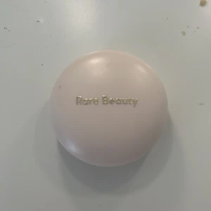 Rare Beauty Happy Powder Blush - Säljer en puderrouge från Rare Beauty i nyansen Happy. Inte använd mycket alls. Köptes förra sommaren.💞