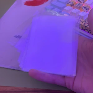 Transparanta plastfickor för kort/ sleeves - Så det är runt 90 sleeves. De är till Pokémon och andra kort som passar i de. Bra skick inget merkvärdigt. 