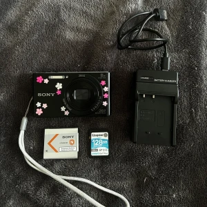 Digitalkamera Sony Cybershot DSC-W830 - Sony CyberShot är en digitalkamera med  8x optisk vidvinkelzoom och hög upplösning på 20,1 megapixlar. Liten och får plats i fickan.  Kommer med batteri, laddare och minneskort.