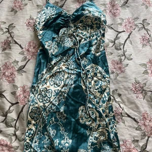 Klänning från Zara - En jättefin mönstrad klänning från Zara, stl xs. Knappt använd, så i väldigt bra skick! 
