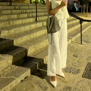 Vita vida linnebyxor - Säljer ett par luftiga och snygga vita linnebyxor med bred passform. Perfekta för varma dagar och ger en chill och stilren vibe. Köpta på primark använda en gång i storlek XS🌸