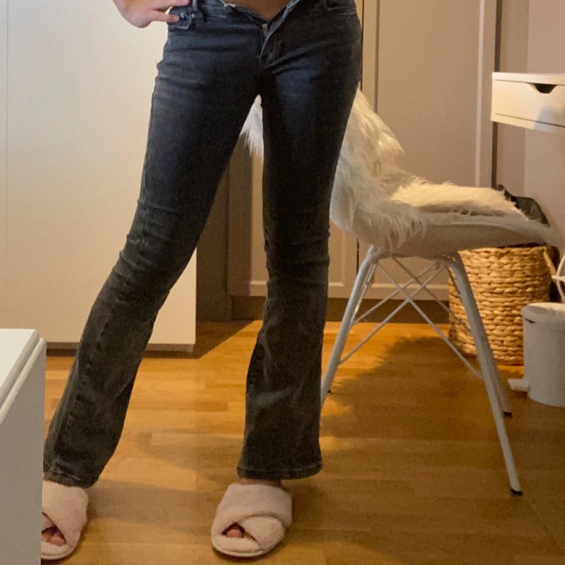 Mörkgrå bootcut jeans