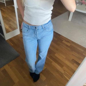Ljusblå raka jeans från strandivarius - Säljer ett par ljusblå jeans från strandivarius/ Asos med klassisk femficksdesign och raka ben. Jeansen har medelhög midja och är en skön passform. Perfekta till en enkel topp eller hoodie. Passar även de som har storlek 36 (aldrig använda)