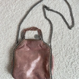  Stella McCartney mini falabella - Säljer en glittrig rosa axelväska från Stella McCartney