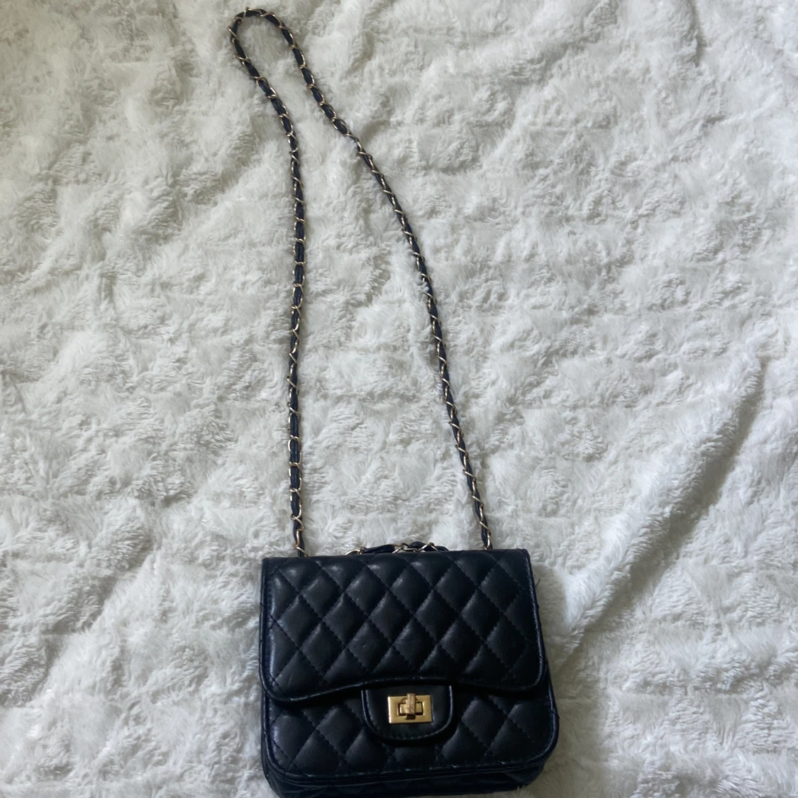 Svart quiltad axelväska med kedja - 2