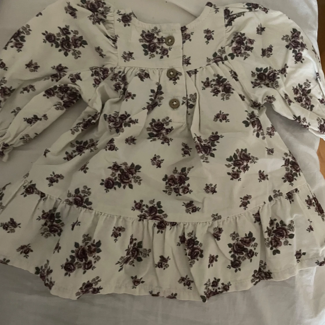 Vit blommig bebis klänning med volang - 1