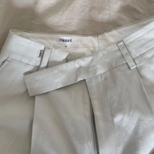 Linnebyxor Filippa K  - Linnebyxor från Filippa K. Beigea. Använda ett par gånger. Storlek 34. 
