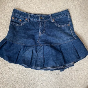 Mörkblå jeanskjol med volang - Snygg mörkblå jeanskjol med broderade detaljer💗Skriv innan du klickar på köp eller om du har någon fråga💗