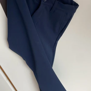 Kostymbyxor - Riktigt fina kostymbyxor som passar dig som behöver de till lite fina middagar/fester eller till dig som gillar att klä dig stilrent under vardagen, funkar även perfekt som golfbyxor, skicket skulle jag säga är 9,5/10, Inga defekter alls, pris kan diskuteras! De passar om du är 1,58-165cm!